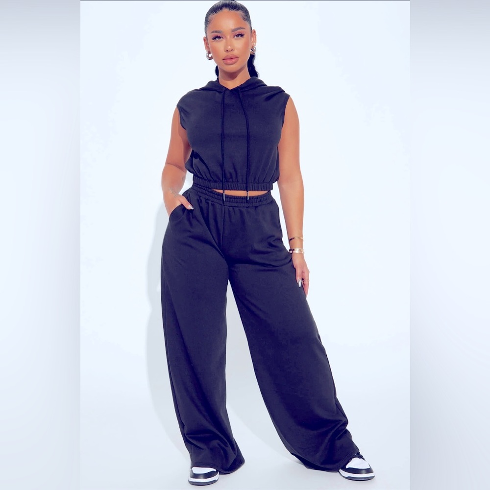 Sleeveless cropped hoodie and jogger pants set